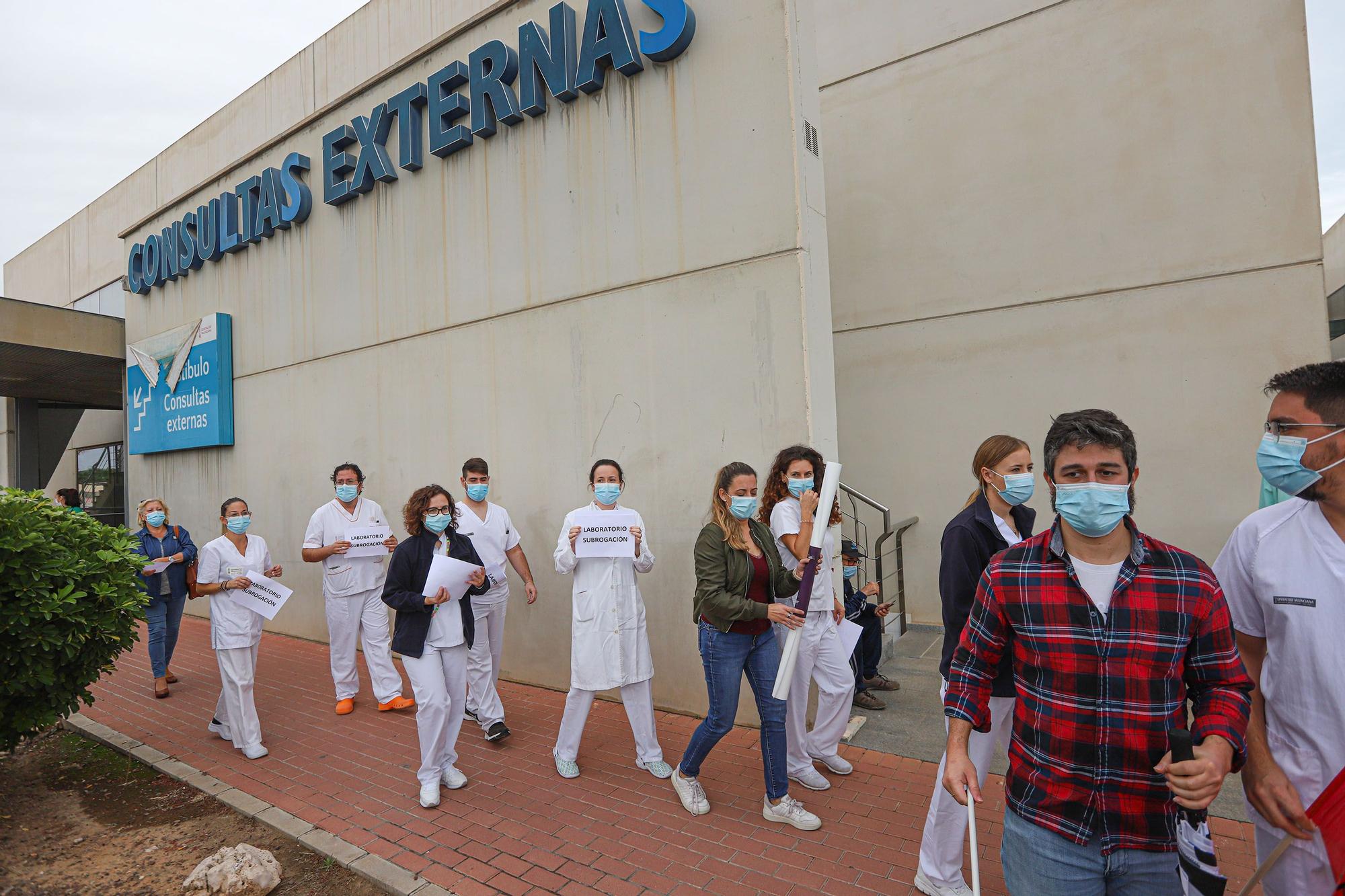 La plantilla del laboratorio del hospital de Torrevieja reclama a la Generalitat que no les deje en la calle