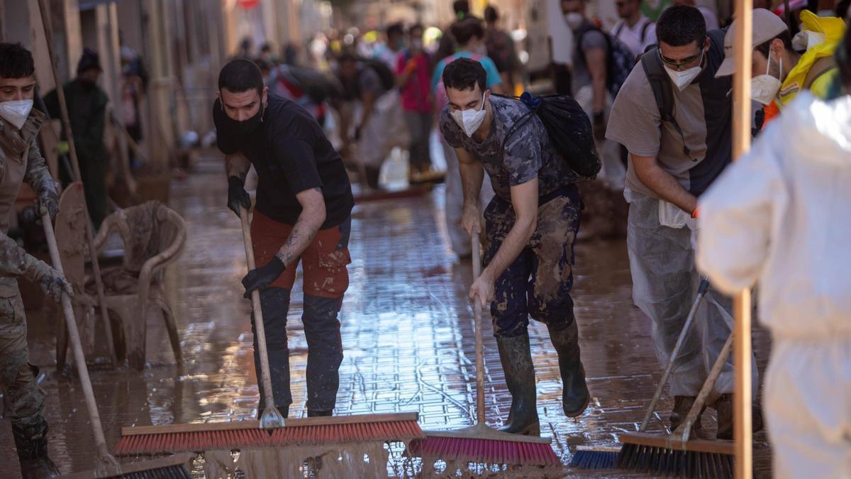 Voluntarios limpian una calle de Catarroja el pasado noviembre.