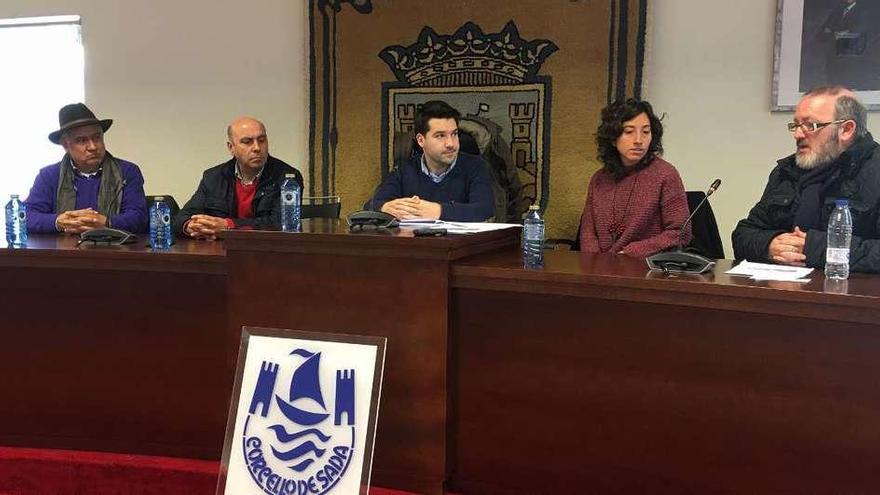 Representantes de los colegios, del GDR y del Concello, ayer, durante la presentación del programa educativo.