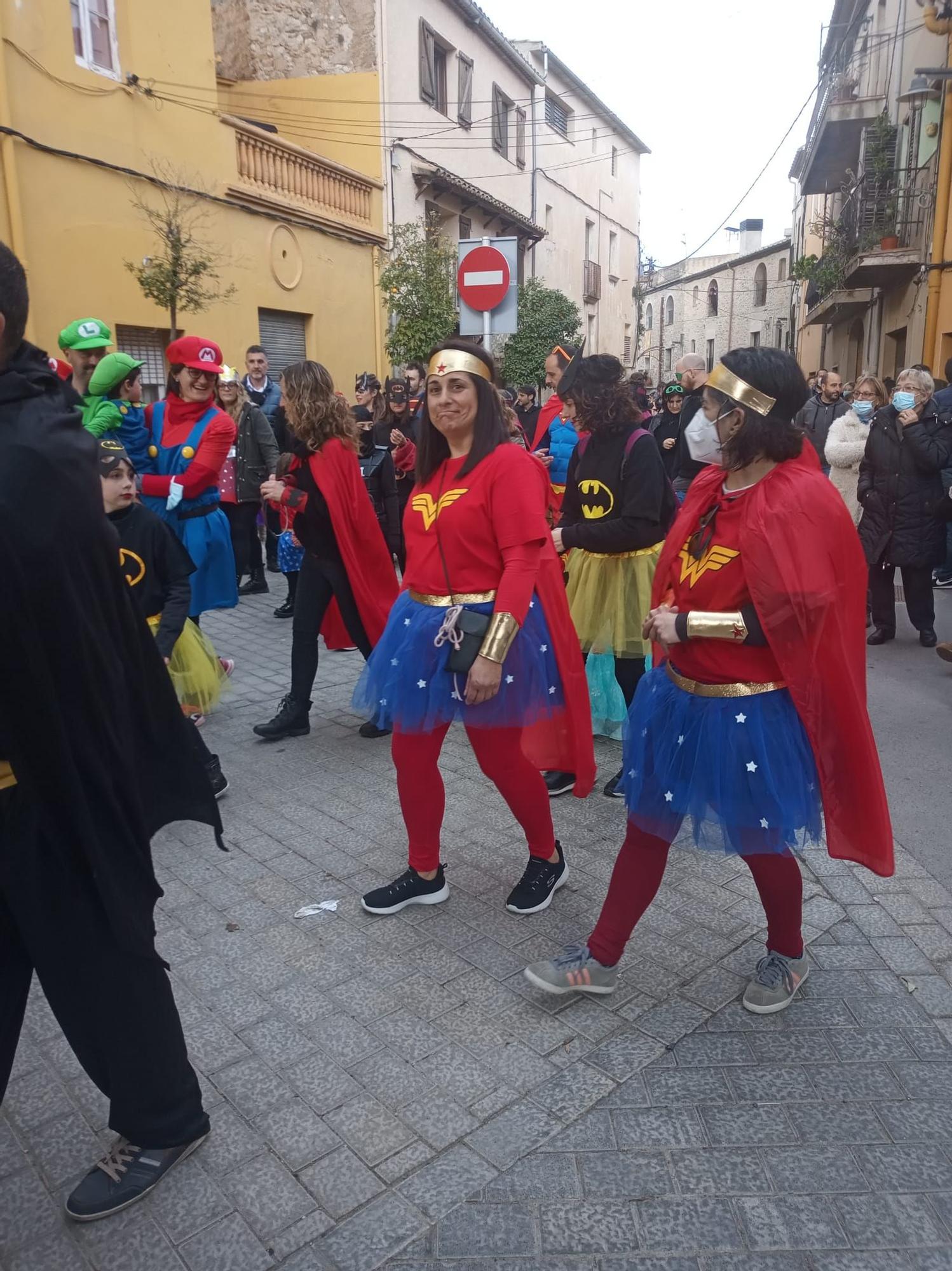 Superherois i superheroïnes prenen els carrers de Vilafant per celebrar Carnaval