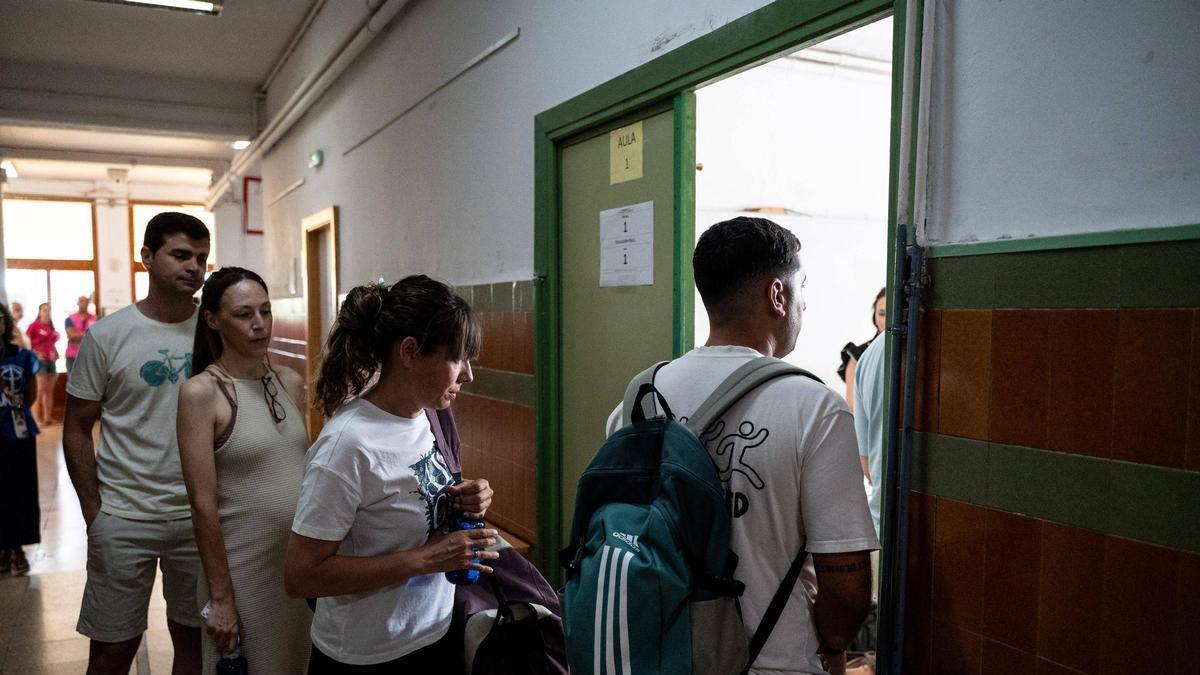 Entre nervios y altas temperaturas: así arrancan las oposiciones de maestros en Extremadura