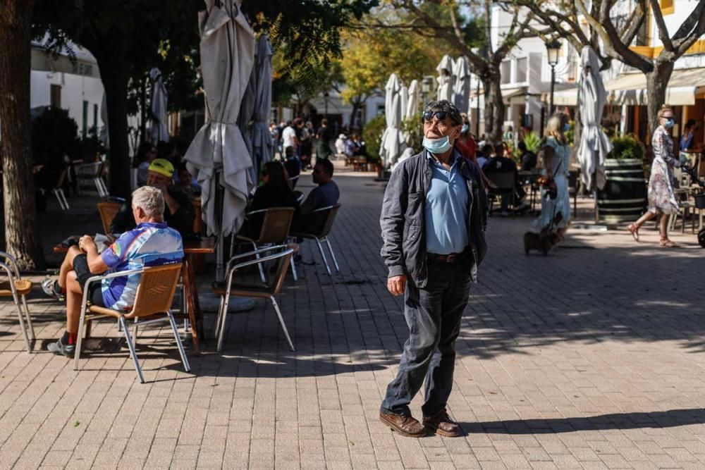 Las terrazas de Santa Gertrudis sortean la crisis y se llenan los fines de semana