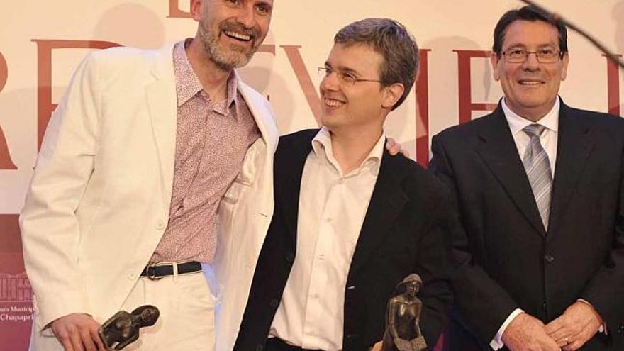 Juan Gómez-Jurado, tras recoger el premio y flanqueado por el finalista, Alejandro Palomas, y el alcalde de Torrevieja
