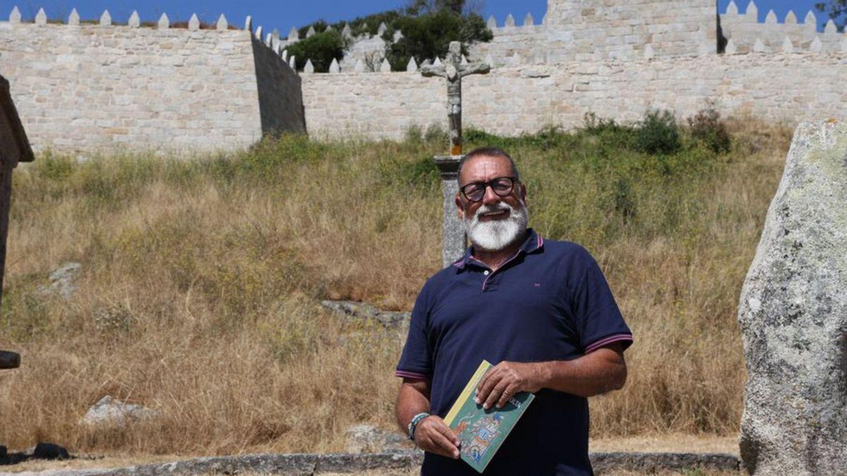 Fernando Bartolomé, ante la fortaleza de Monterreal que tomó Madruga en 1469 y en 1478.