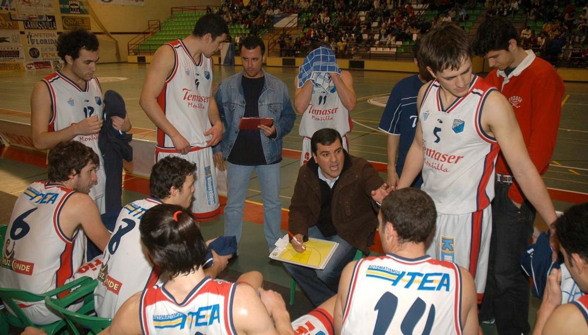 Rafa Gomáriz habla con sus jugadores con el Temaser Montilla de la temporada 2005-2006.