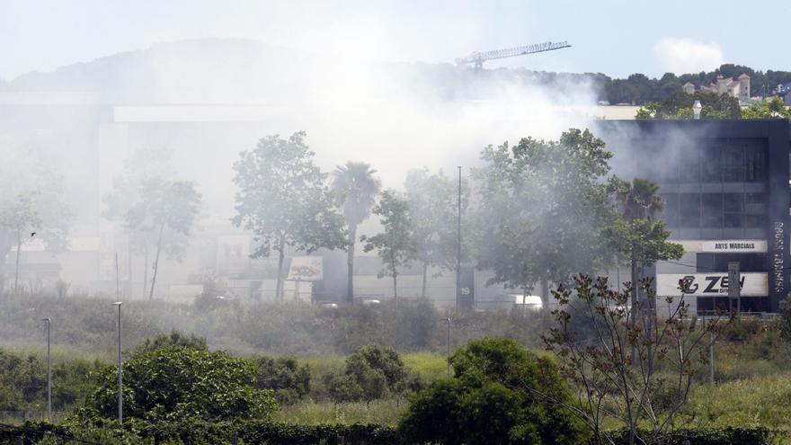Se hunde parte del tejado de la nave incendiada en Barcelona, en la que trabajan bomberos
