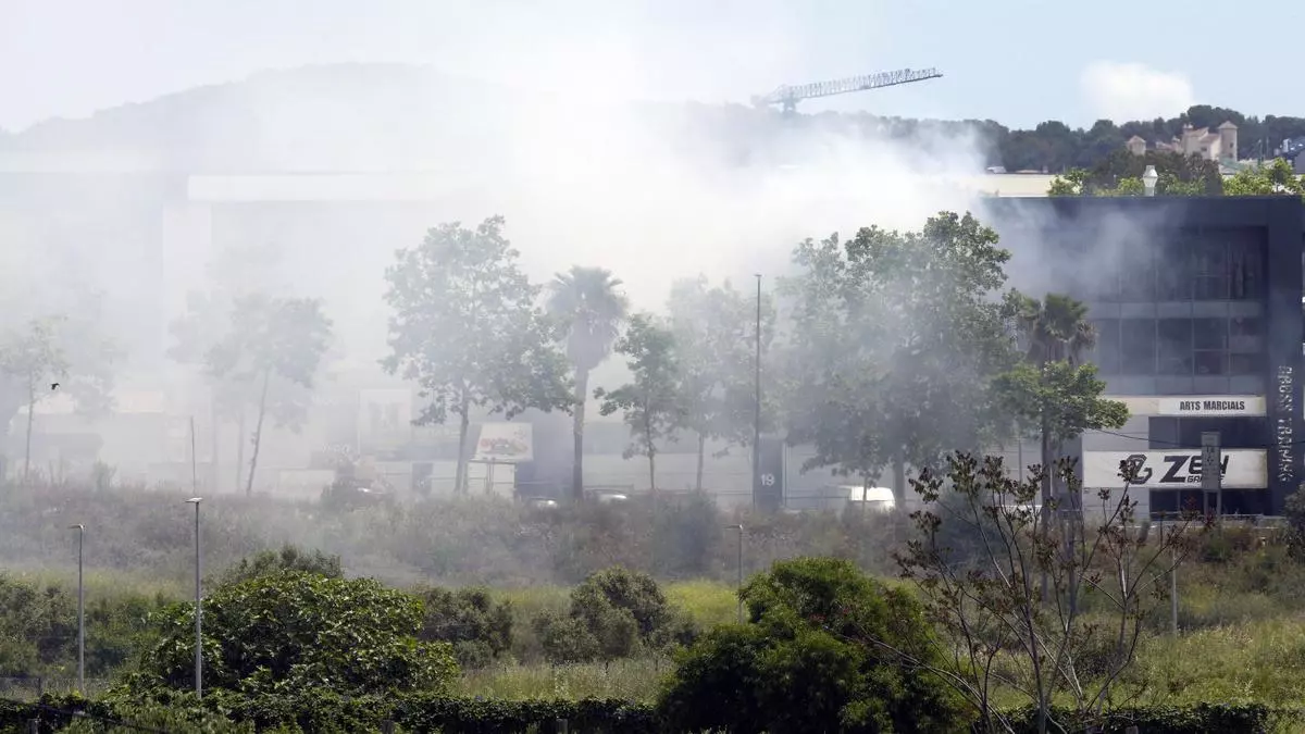 Se hunde parte del tejado de la nave incendiada en Barcelona, en la que trabajan bomberos