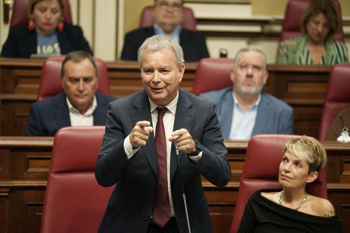 El portavoz del PSOE, Sebastián Franquis, durante su intervención en el pleno del Parlamento.