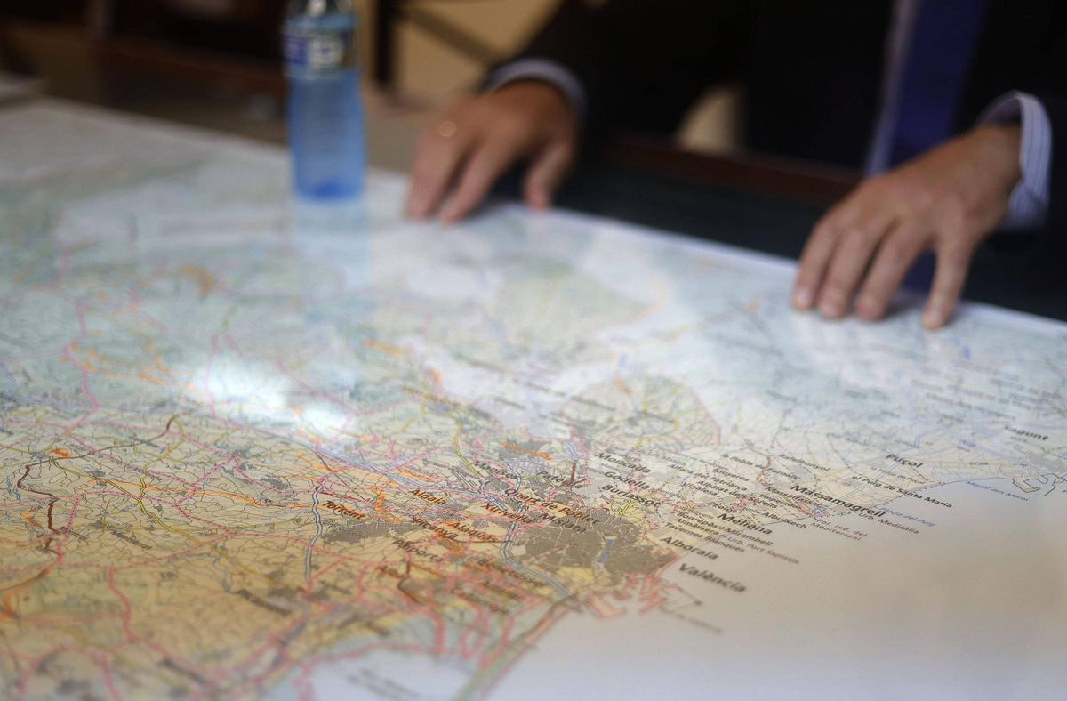 Gan Pampols, con el mapa sobre su mesa.