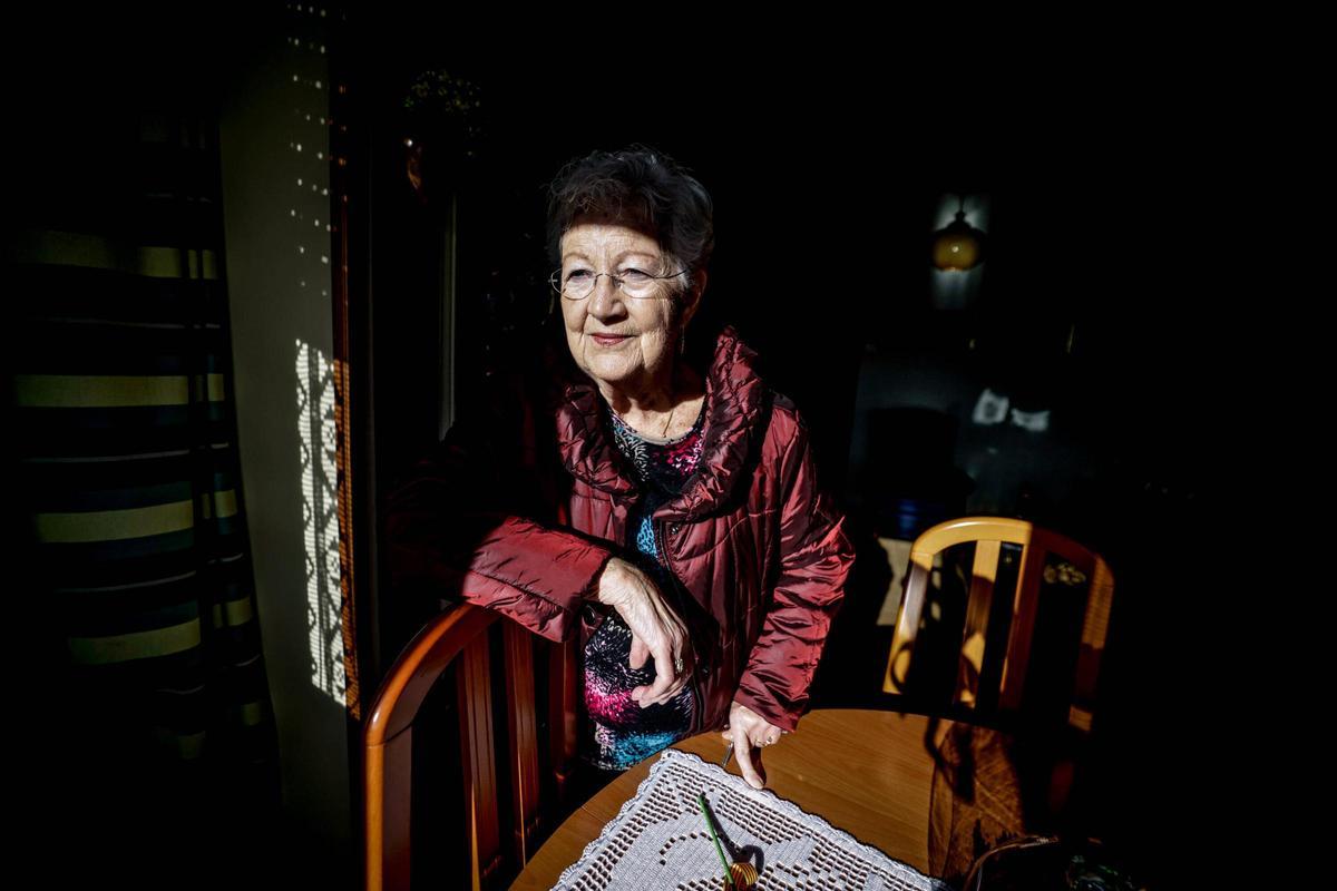 Myrna, vecina de 87 años, en su vivienda en la calle Entença, en Barcelona.