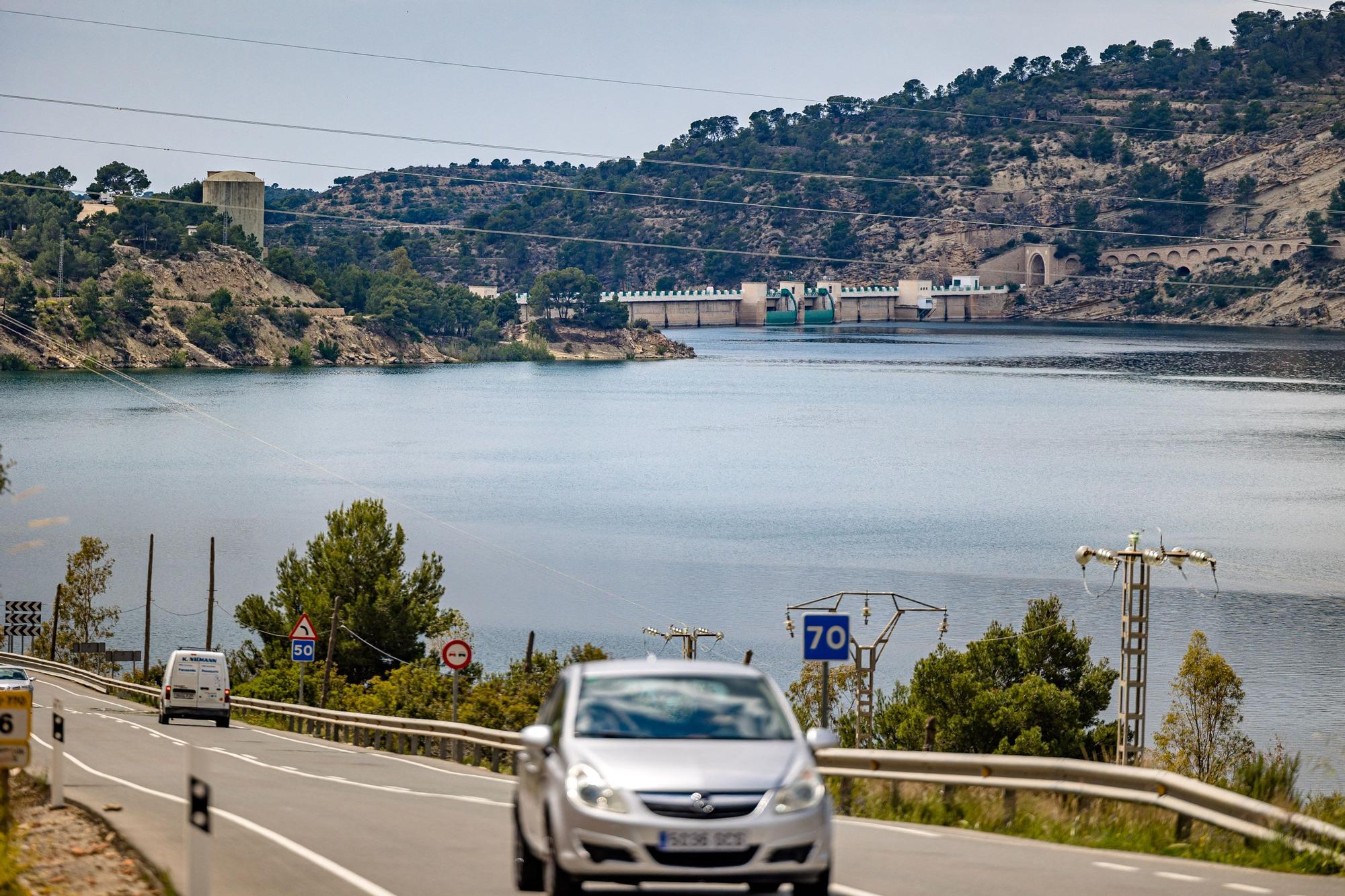 El embalse del Amatorio Orxeta llega casi al 84% y sigue entrando agua, lo que podría hacer que se abrieran las compuertas en unos días si se llega al tope | Los regantes tienen garantizada el agua de riego para los próximos meses