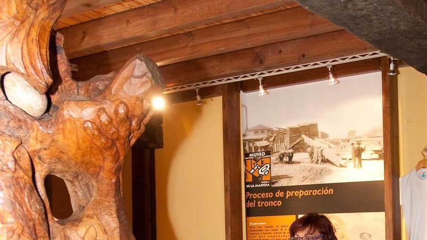 Una turista, en el Museo de la Madera, en una imagen de archivo.