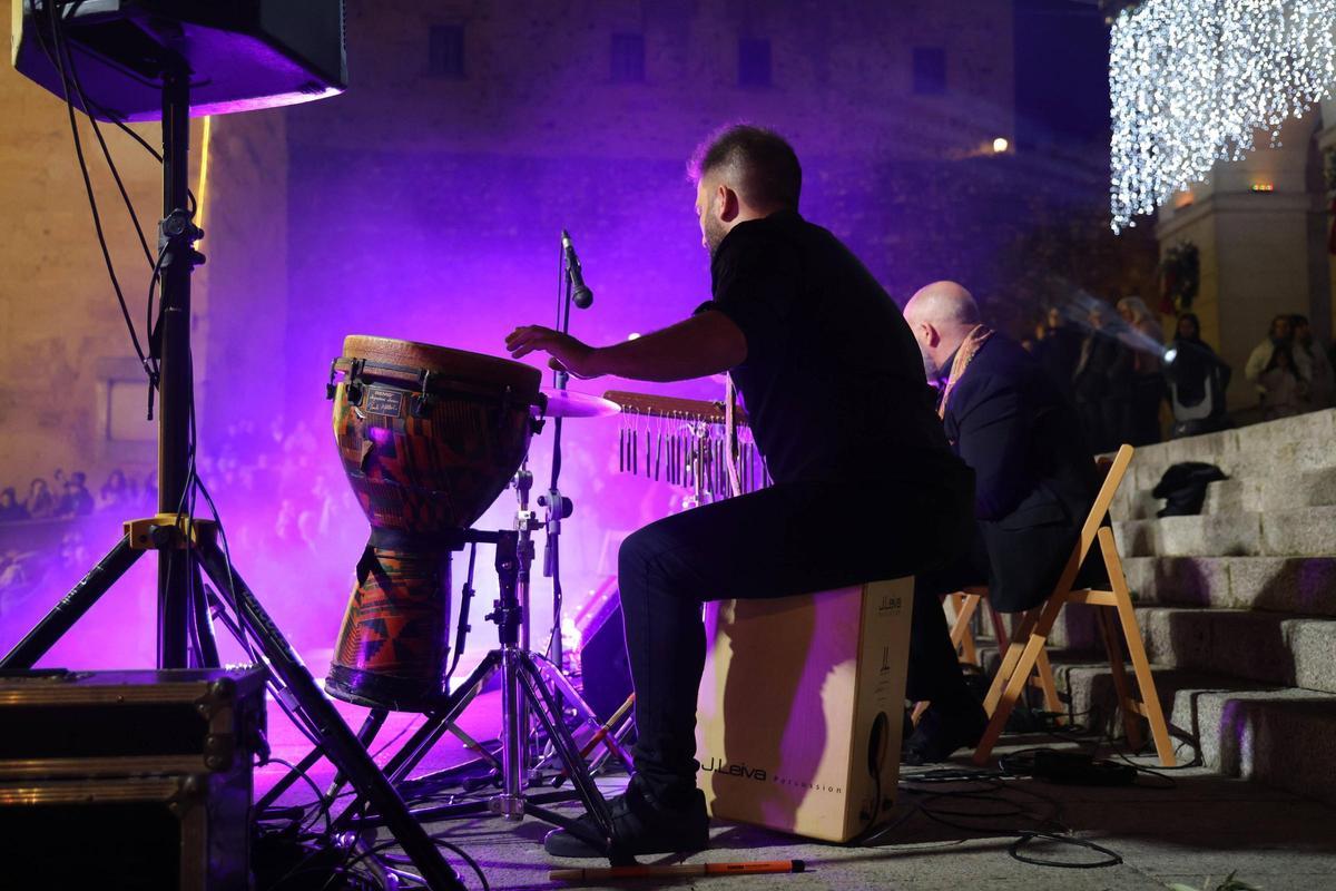 Fotogalería | Así ha sido la multitudinaria Zambombá flamenca en la plaza Mayor de Cáceres