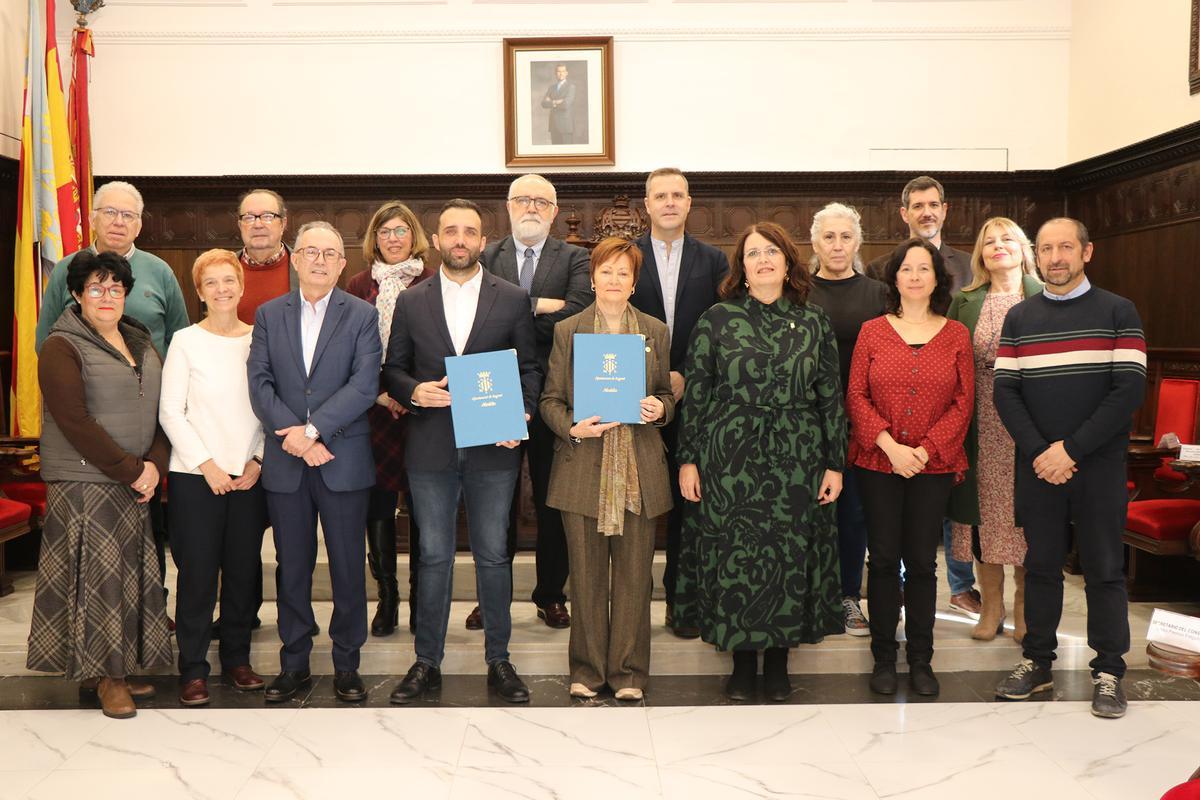 Autoridades y asistentes a la firma del convenio.