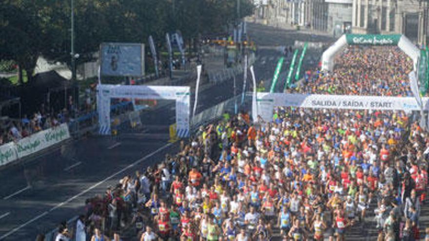 Cientos de corredores, en la línea de salida y meta de Coruña 10 en 2012. / C.Pardellas