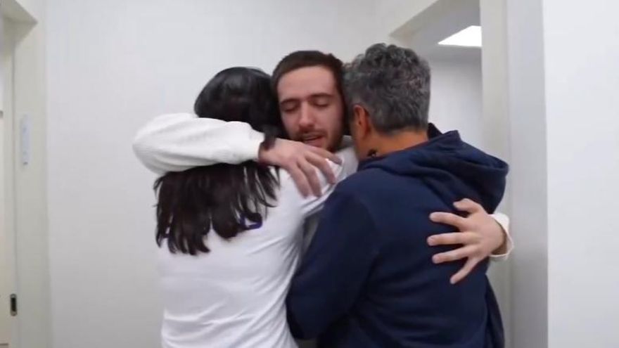 Así ha sido el emotivo encuentro de los rehenes liberados por Hamás con sus familiares