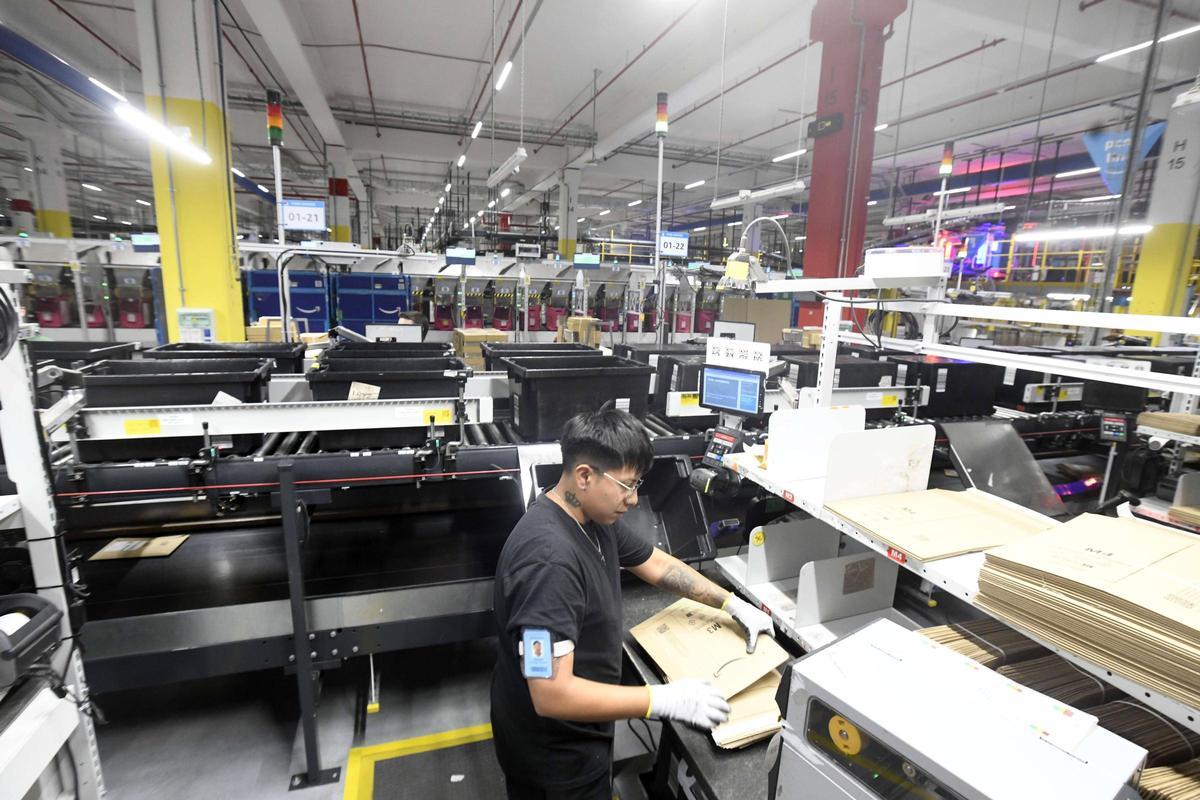 Así es por dentro el centro logístico de Amazon en Murcia