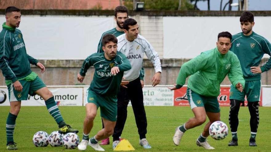 Antón y Youssef disputan un balón durante el entrenamiento de ayer en el campo de O Vao. // R.R.