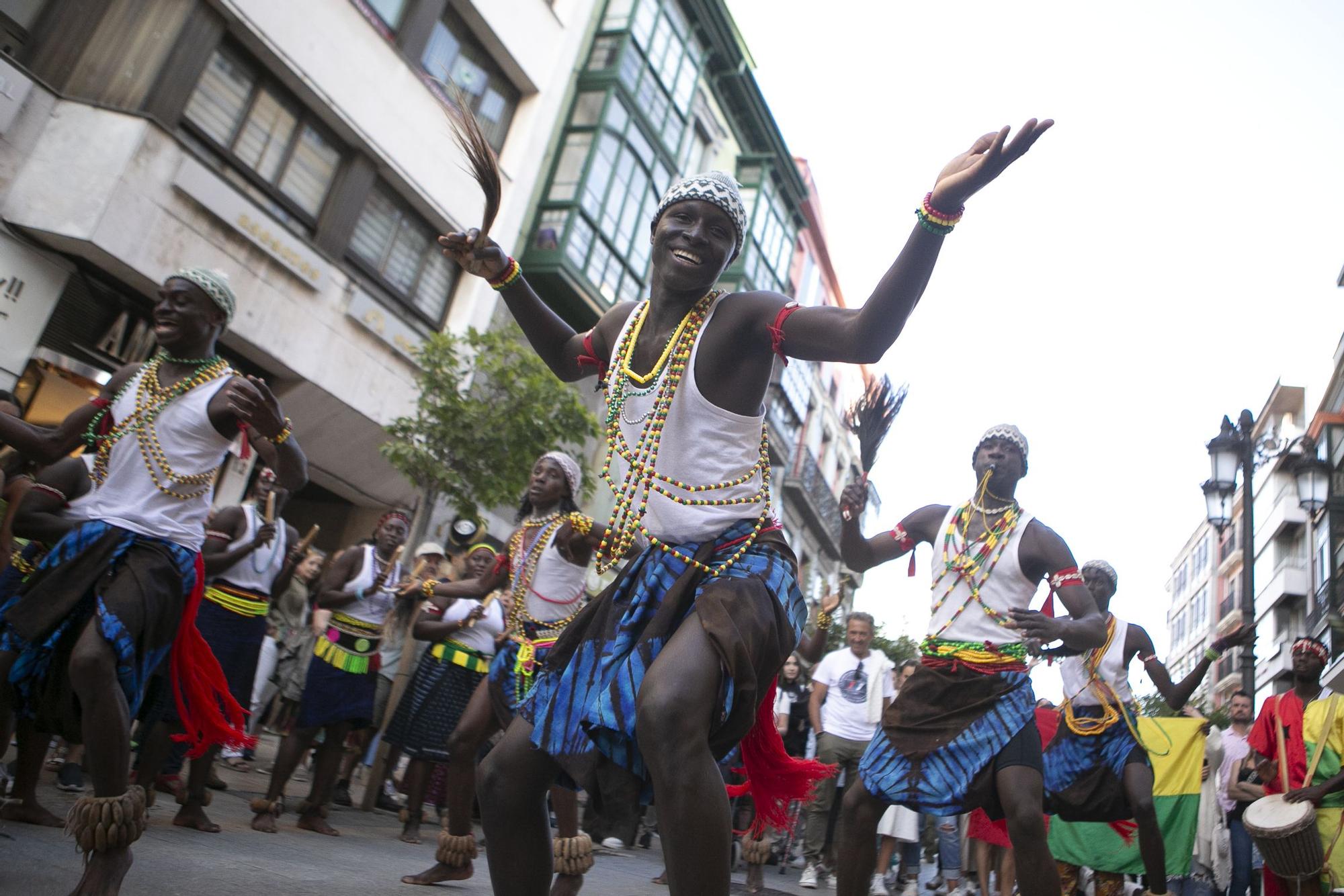 El festival de música y danzas populares llena las calles de Avilés de color