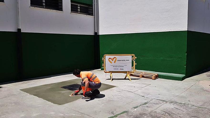 Un operario, en un colegio de San Pedro Alcántara