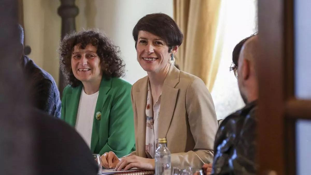 Ana Pontón junto a la alcaldesa de Santiago en la reunión del Consello Nacional del BNG.