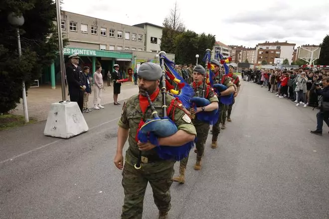 Así fue la visita de las Fuerzas Armadas a un colegio de Gijón (en imágenes)
