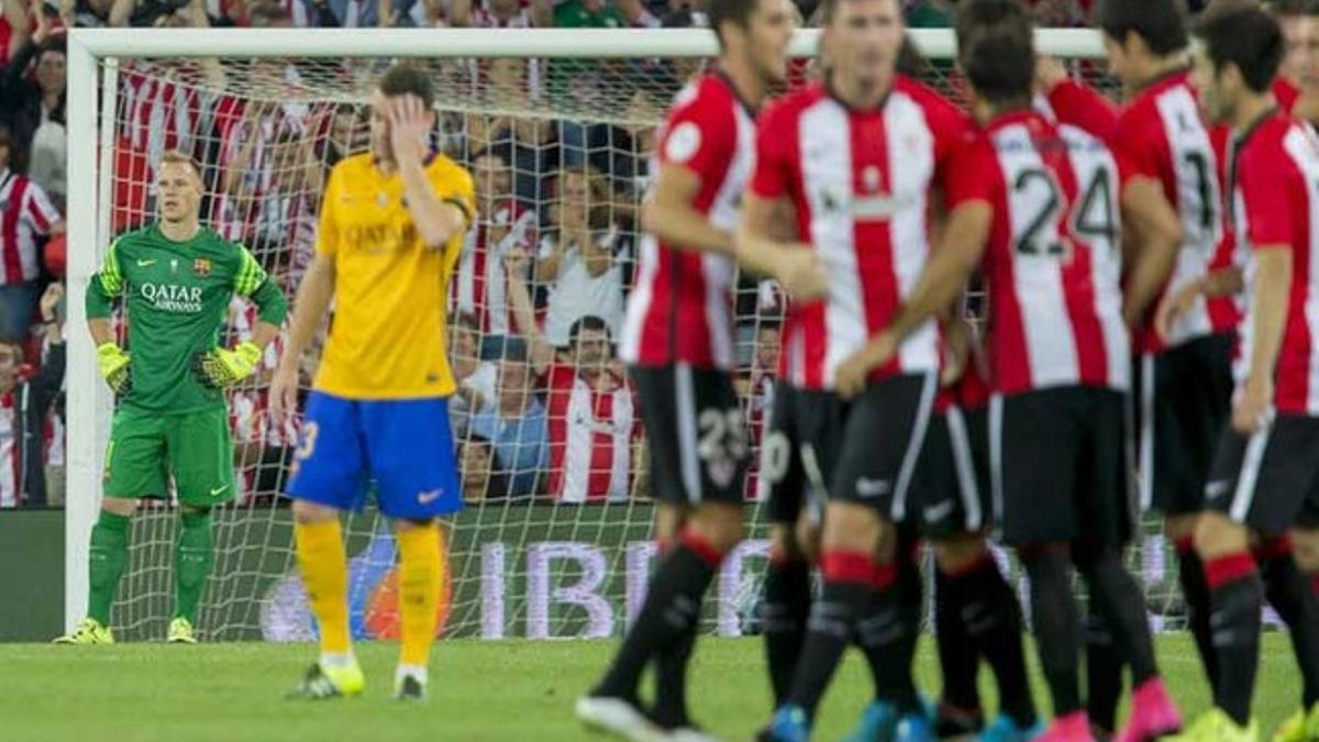 Ter Stegen (izquierda) se lamenta tras encajar el 1-0 en el Athletic-Barça de la Supercopa de España