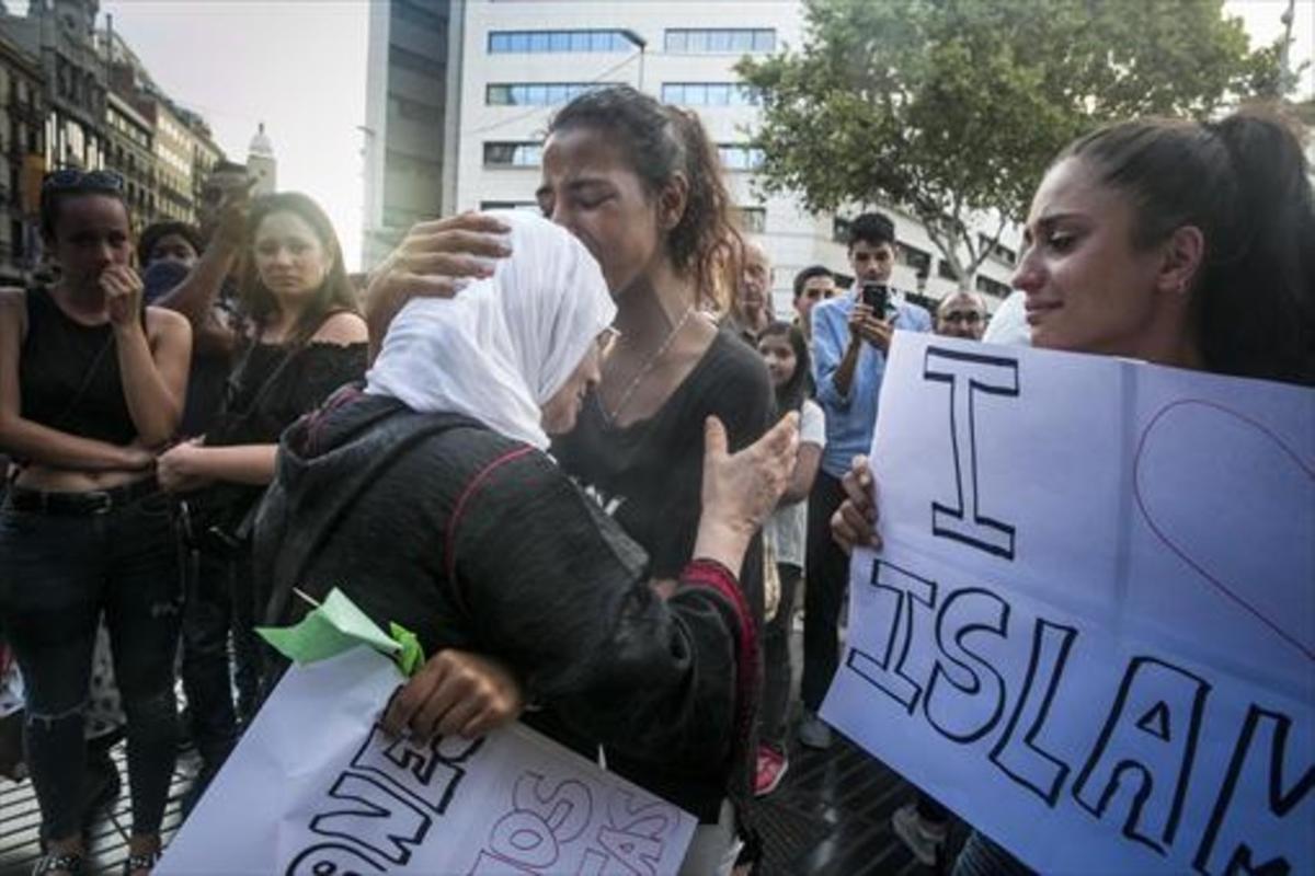 Habiba Elkhoukh (en el centro, abrazada a una mujer) y Kawthar Liouich en la Rambla, durante la manifestación de musulmanes, ayer.