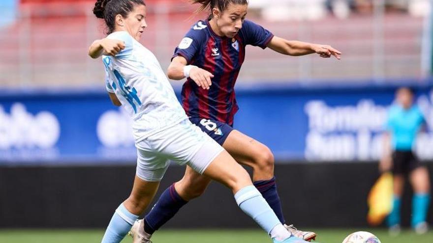 Júlia Mora (esquerra) defensant en el partit jugat a Eibar