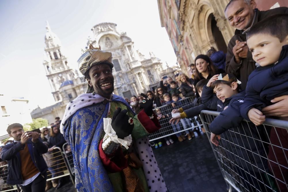 Los Reyes Magos llegan a Murcia repartiendo Roscón