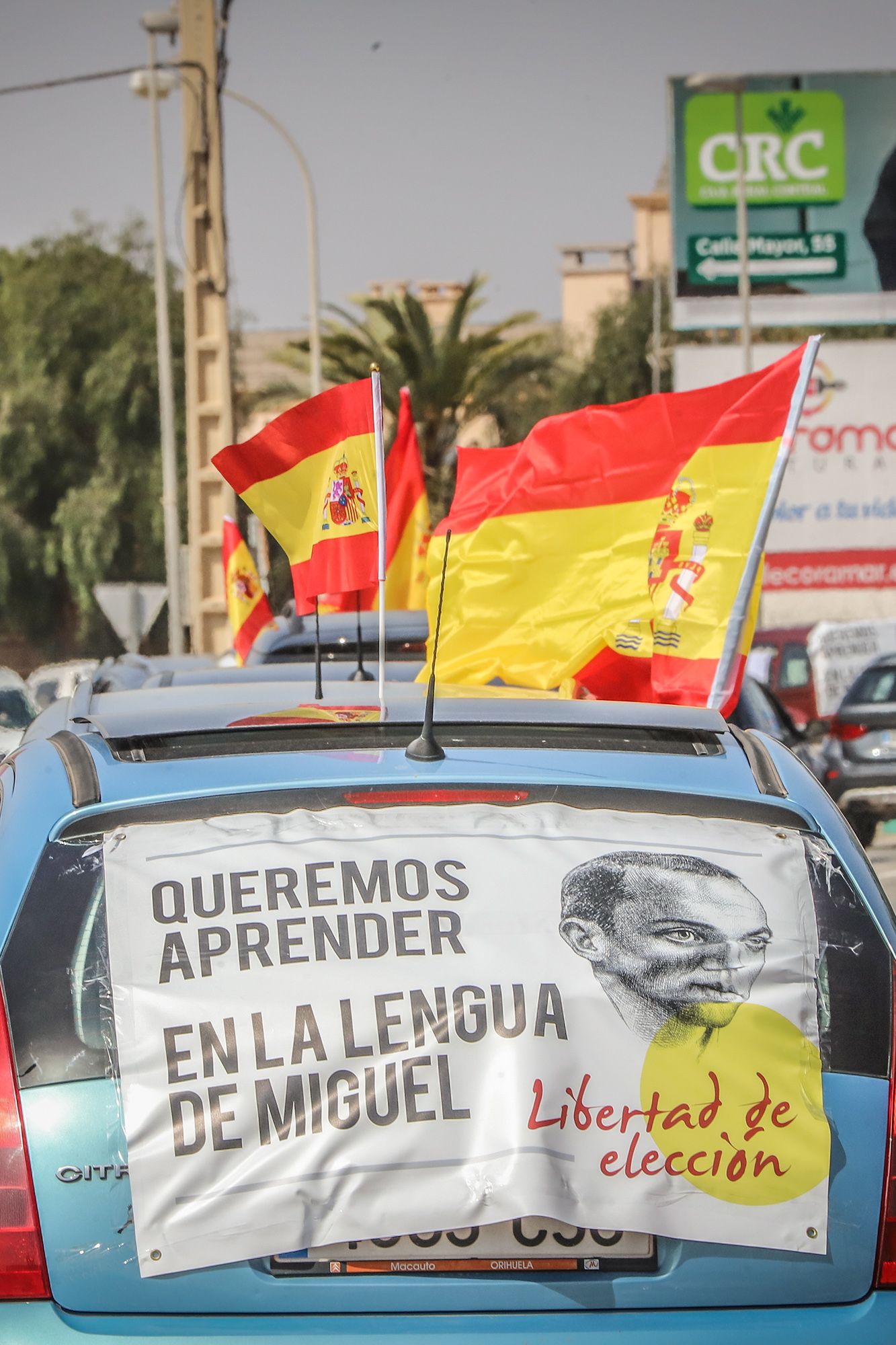 Una caravana con cientos de vehículos clama en Pilar de la Horadada contra la "imposición" del valenciano