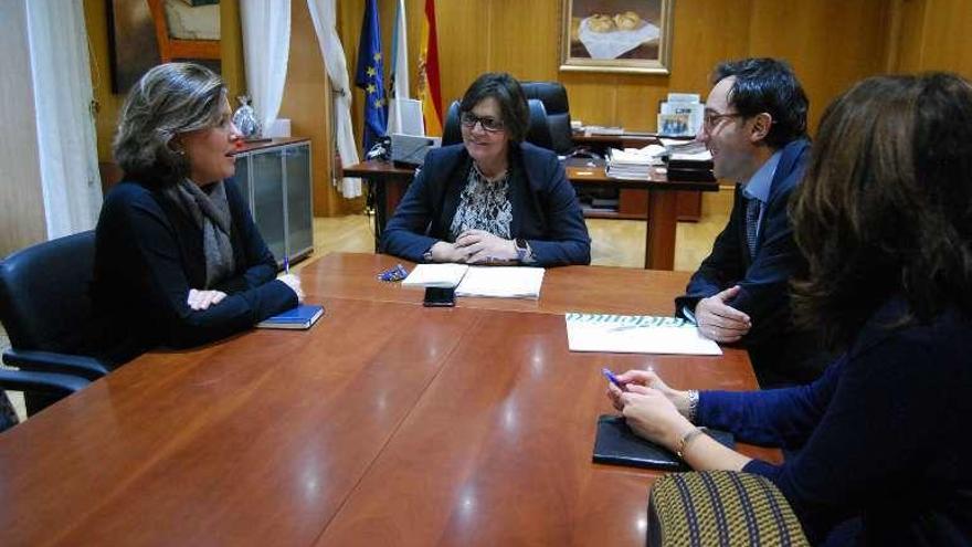 De la Torre y representantes de Telefónica, ayer en Alcaldía. // FdV