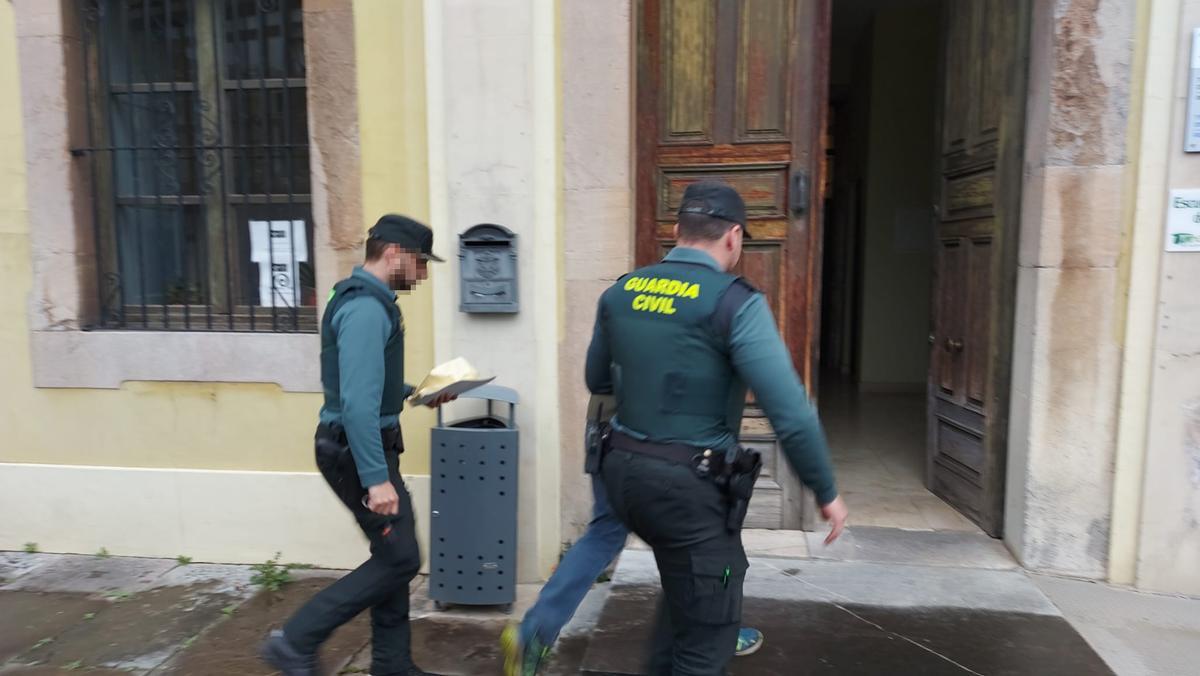 EN IMÁGENES: la entrada en el juzgado del vecino de Allande detenido por apuñalar a su excuñado