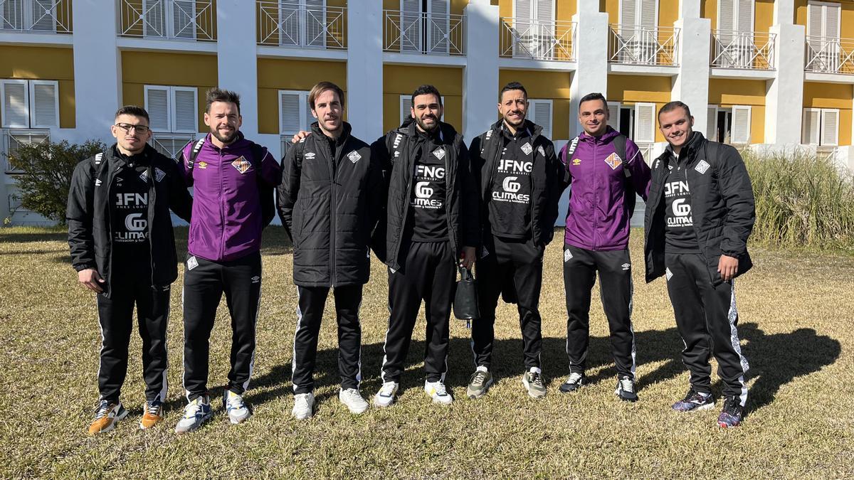 Parte de la plantilla del Palma Futsal posa a su llegada a Córdoba