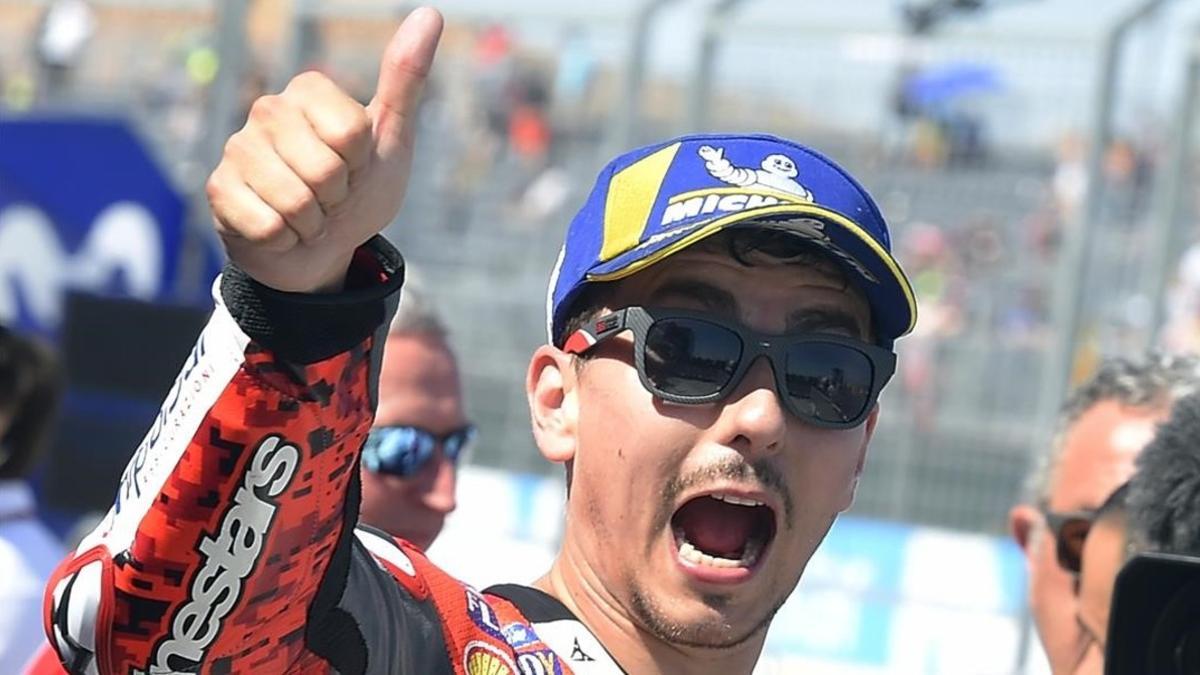Jorge Lorenzo (Ducati) celebra, eufórico, su tercera 'pole' consecutiva de la temporada.