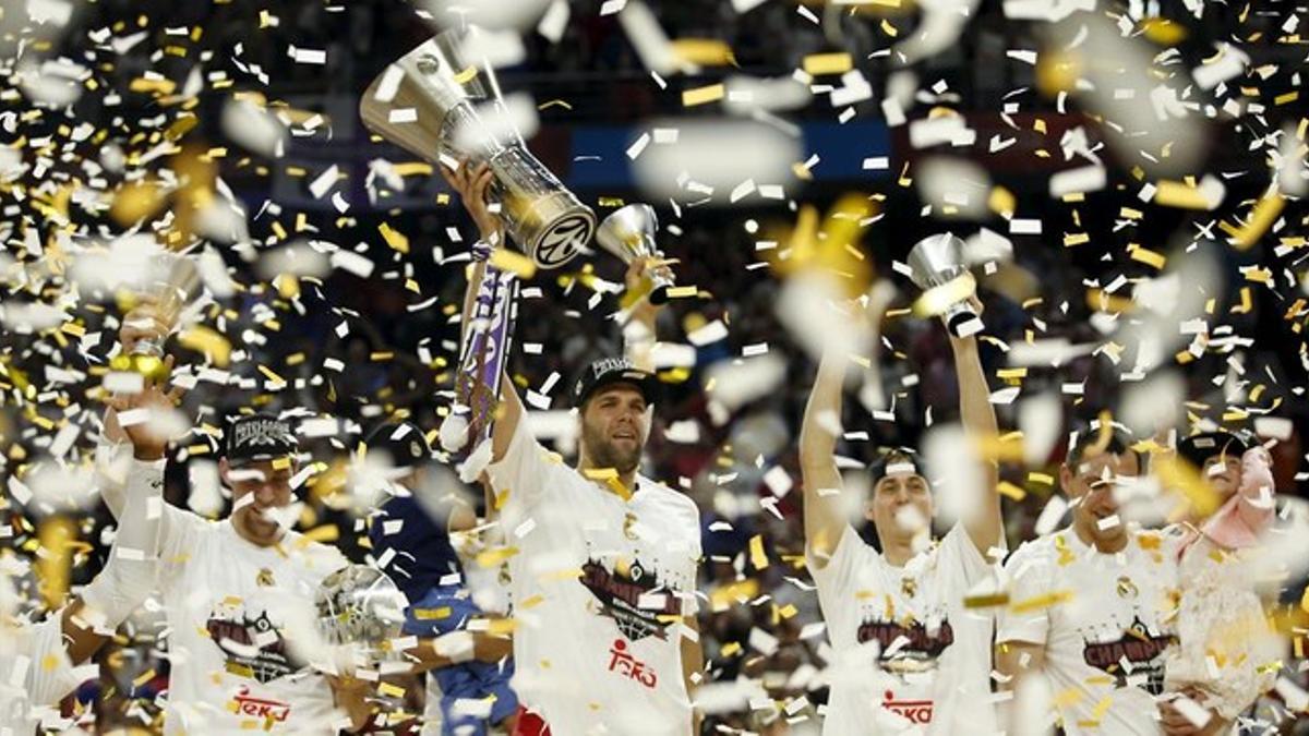 Los jugadores del Madrid celebran la novena Copa de Europa.