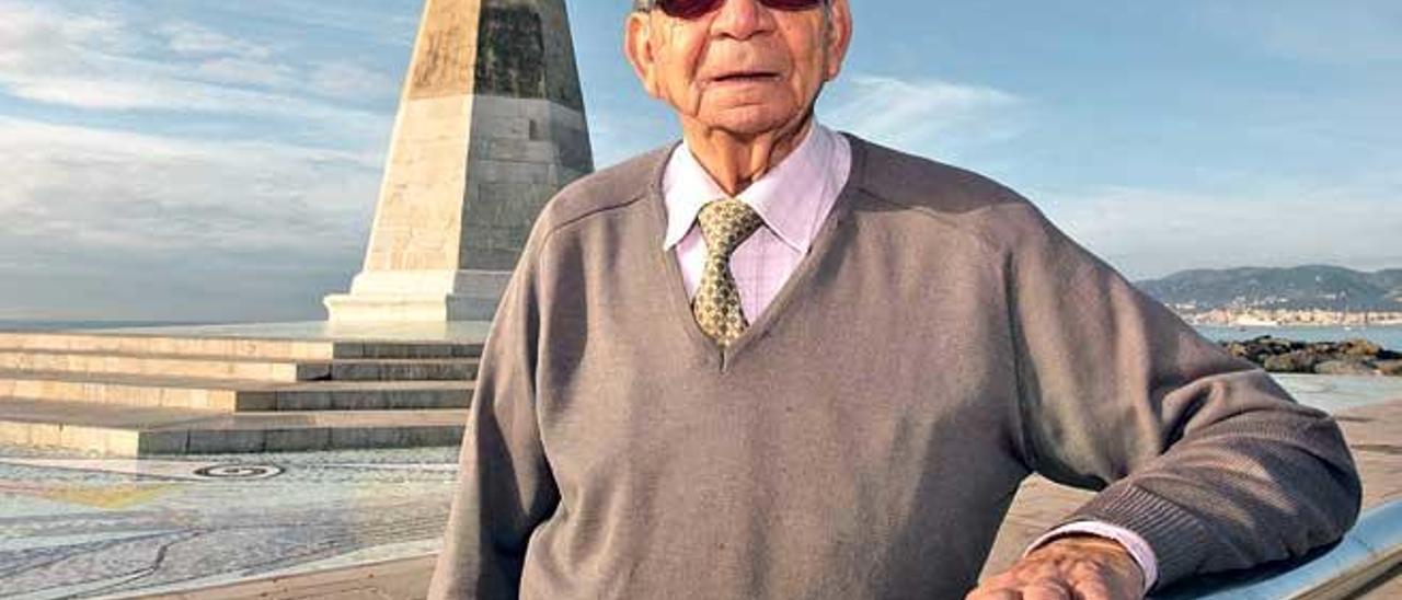 Miquel Obrador, frente a la rosa de los vientos del Molinar.