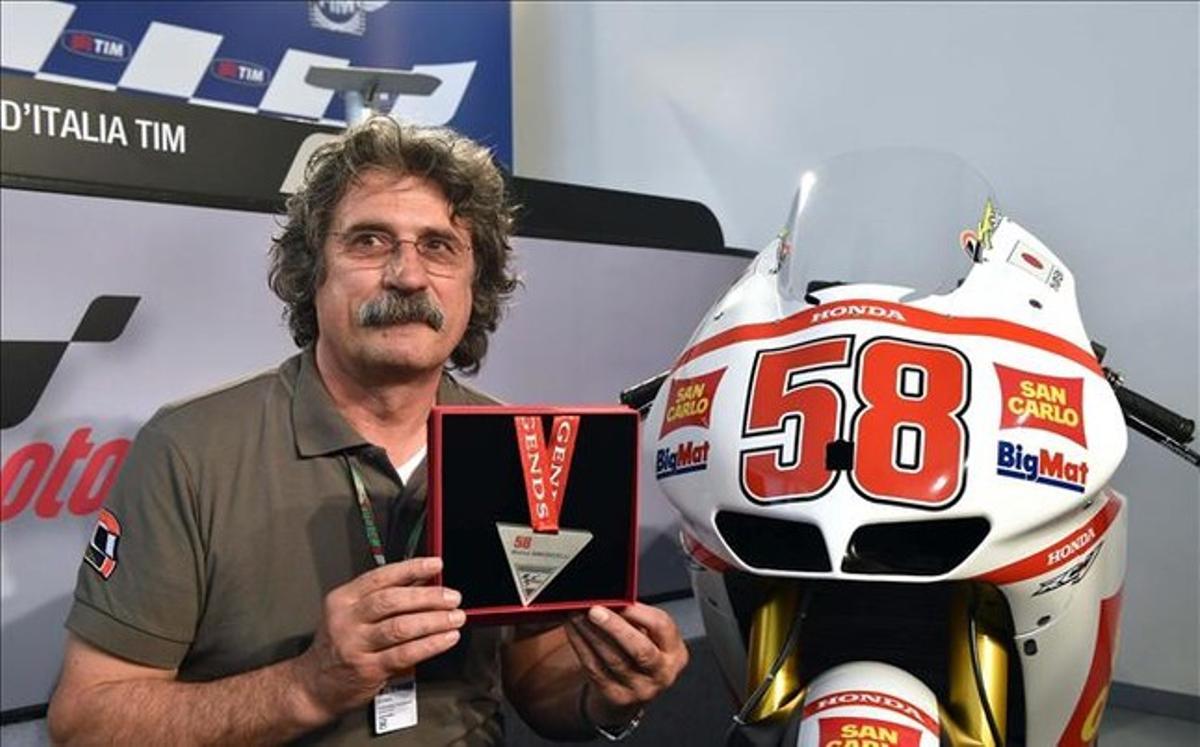 Paolo Simoncelli, con la moto de su hijo