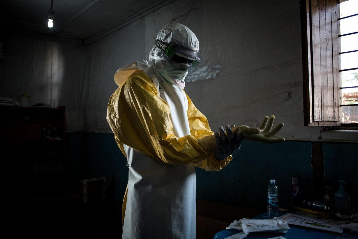 Un trabajador sanitario se coloca el equipo de protección individual (EPI) antes de entrar en la zona roja de un centro de tratamiento del ébola (CTE) apoyado por MSF —Médicos Sin Fronteras—, donde revisará a los pacientes, el 6 de noviembre de 2018 en Bunia, República Democrática del Congo.