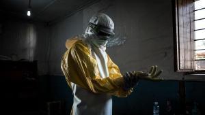 Un trabajador sanitario se coloca el equipo de protección individual (EPI) antes de entrar en la zona roja de un centro de tratamiento del ébola (CTE) apoyado por MSF —Médicos Sin Fronteras—, donde revisará a los pacientes, el 6 de noviembre de 2018 en Bunia, República Democrática del Congo.