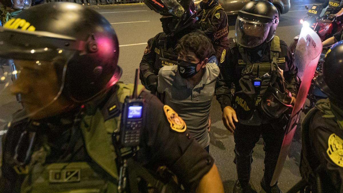 Un joven detenido en Perú durante las protestas tras la destitución de Pedro Castillo.