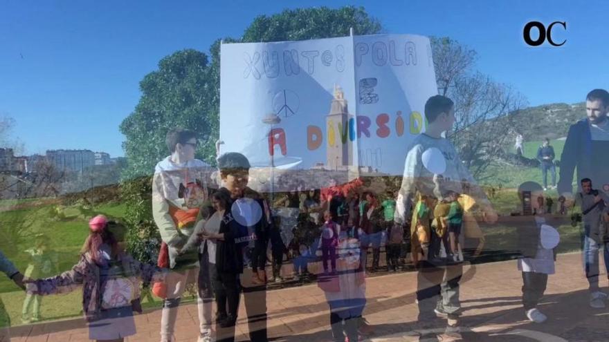 Escolares de A Coruña celebran el Día de la Paz a los pies de la Torre