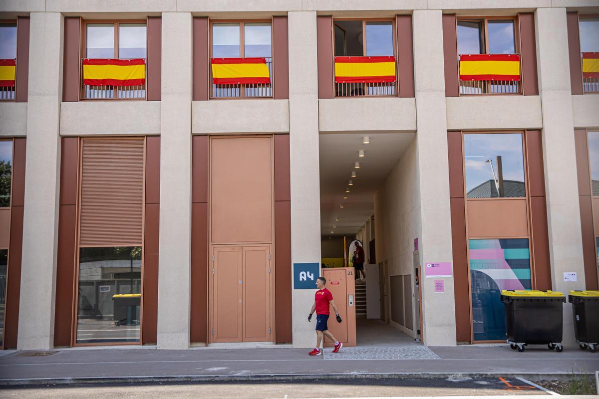 Saint Denis (France), 18/07/2024.- Spanish delegation building housing athletes at the Athletes Village of the Paris 2024 Olympic Games in Saint Denis, France, 18 July 2024. The Summer Olympics are scheduled to take place from 26 July to 11 August 2024 in Paris. (Francia) EFE/EPA/CHRISTOPHE PETIT TESSON