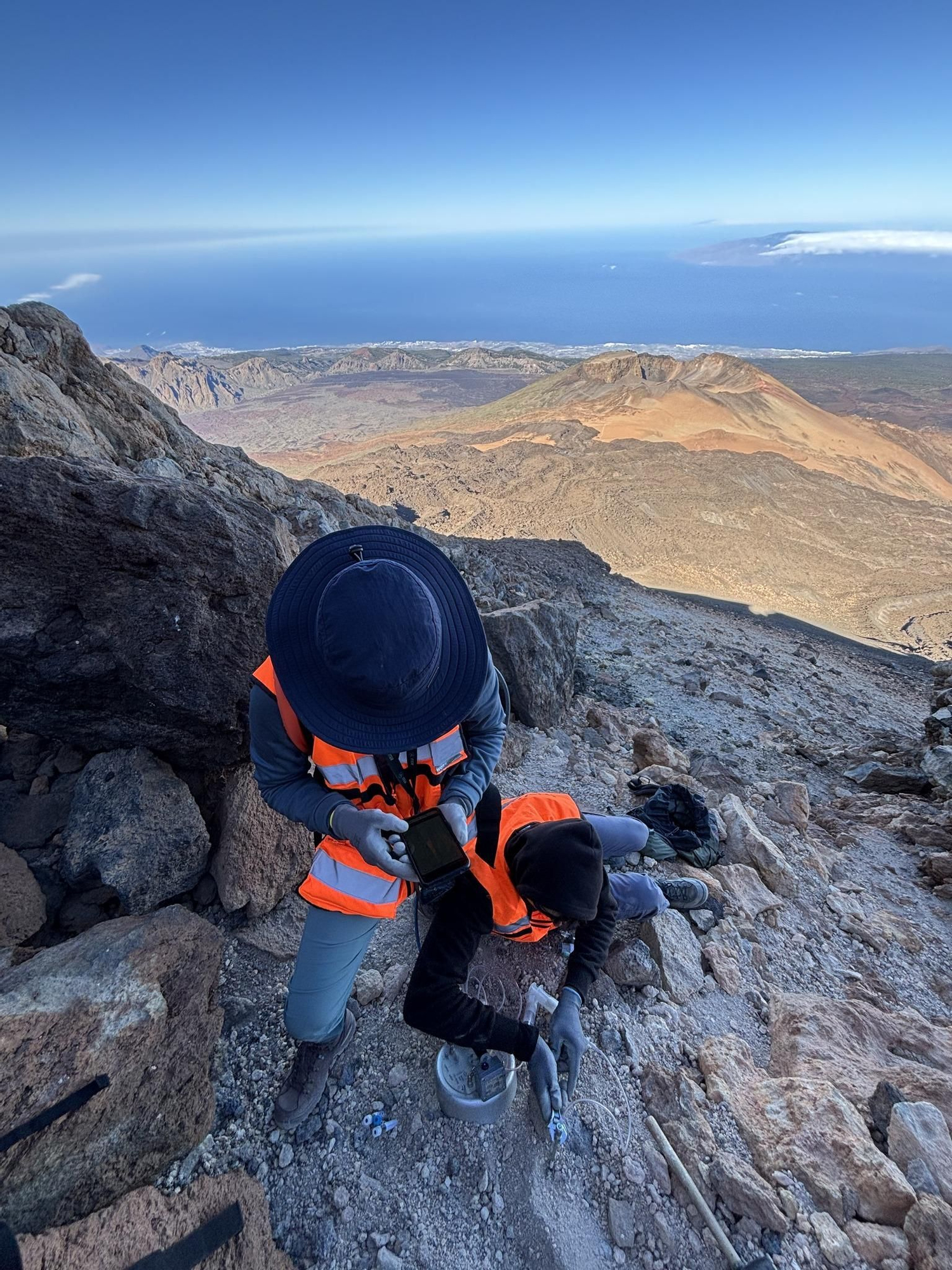 Tareas de medición en el volcán Teide