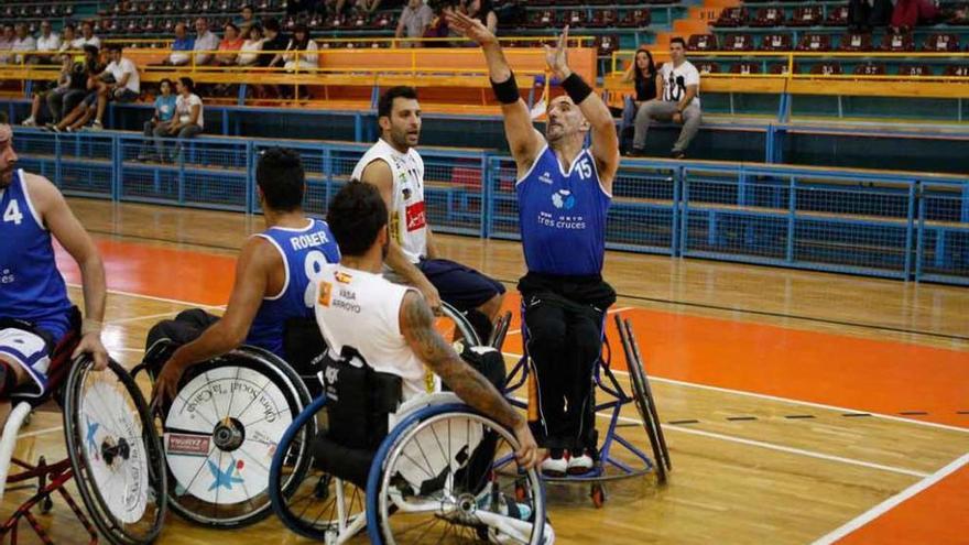 Madriles lanza a canasta en el partido jugado ayer en el Pabellón Ángel Nieto.