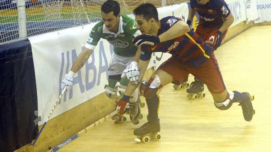 Toni Pérez lucha por la bola con Matías Pascual.