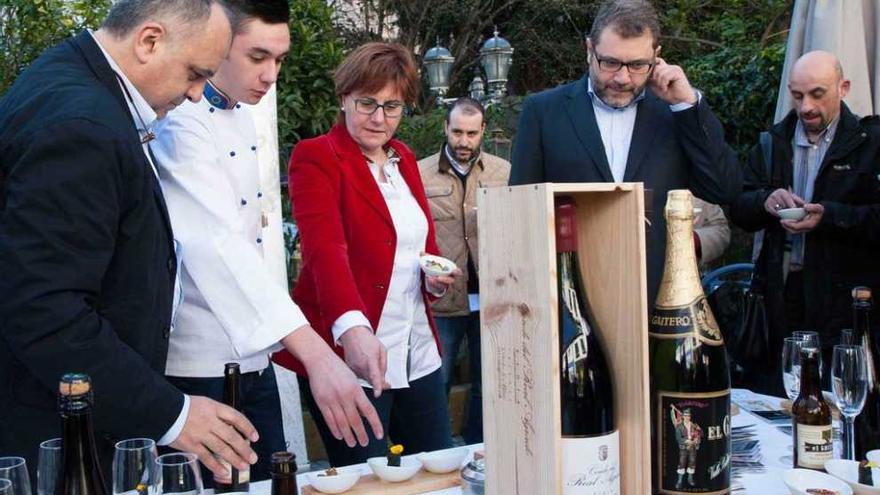 La alcaldesa, Pilar Varela, saborea un pincho en Avilés.