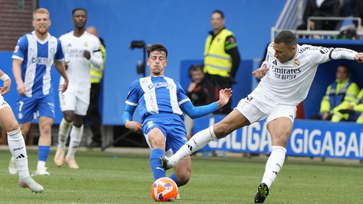 La durísima entrada de Mbappé a Antonio Blanco en el Alavés-Real Madrid.