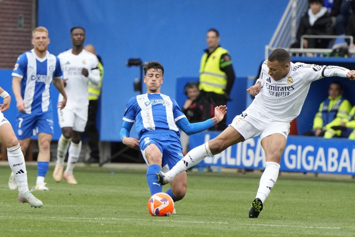 La durísima entrada de Mbappé a Antonio Blanco en el Alavés-Real Madrid.