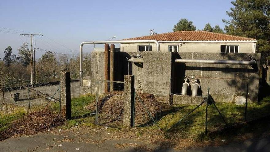 El concello plantea una mejora del depósito de agua de Penerada. // Bernabé